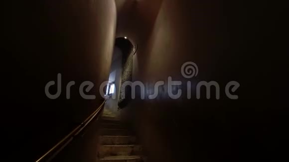 意大利圣阿格洛保护区的内部镜头移动到楼梯顶部光线通过窗户进入视频的预览图