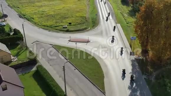 沥青路摩托车自行车栏季节关闭鸟瞰视频的预览图
