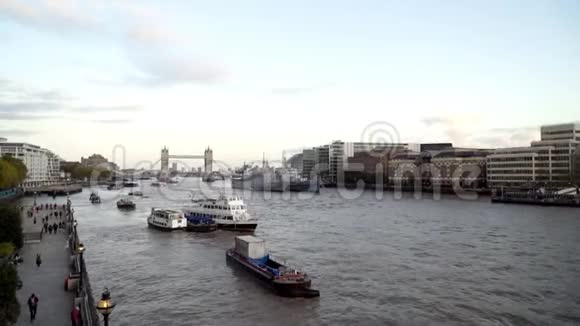 以塔为背景的大桥运河行动美丽的港口通道位于大城市视频的预览图