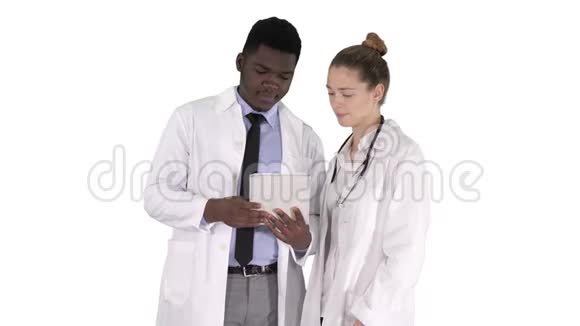 知识医疗专业阿弗罗美国医生与大学使用数字平板电脑白色背景视频的预览图