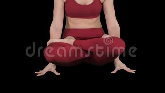 运动型有吸引力的女性练习瑜伽站在比例尺运动Tolasana姿势阿尔法频道视频的预览图