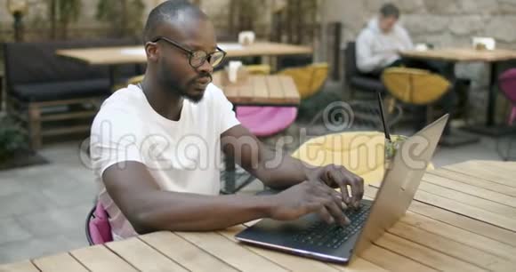非裔美国学生在笔记本电脑上工作视频的预览图
