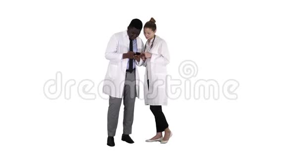 医疗队在白色背景上一起看电话视频的预览图