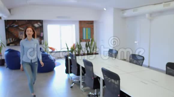 红发女士离开工作空间视频的预览图