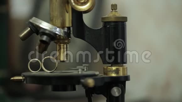老式显微镜特写相机滑块运动视频的预览图