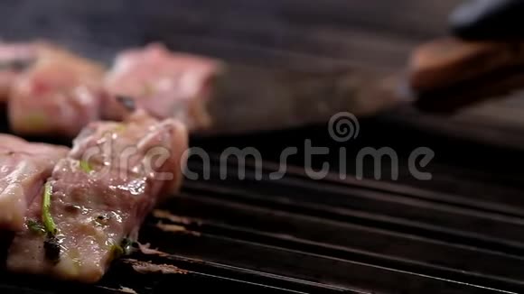 厨师用金属刮刀在烧烤烤架热表面移动腌制外科医生视频的预览图