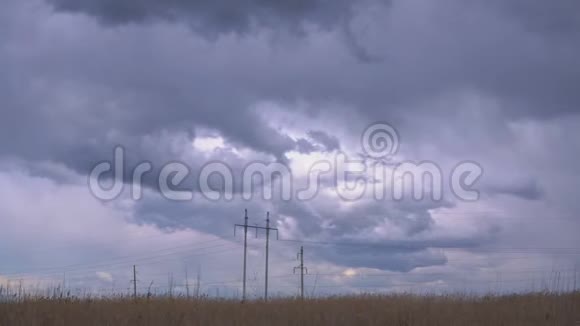 巨大的电动塔与天空和良好的雷声云视频的预览图