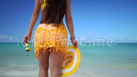 年轻女子在海滩上放松健康的生活方式和自由的观念视频的预览图