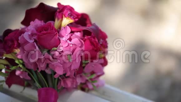 婚礼上的装饰品红色的花束摆在桌子上视频的预览图