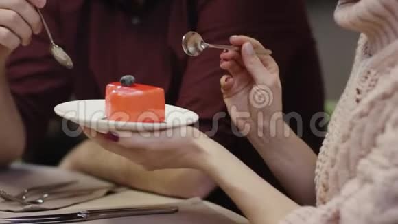 成年男女在咖啡馆里用心形蛋糕互相喂饭视频的预览图