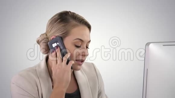 年轻的办公室女性在她的手机上与人交谈在梯度背景下视频的预览图