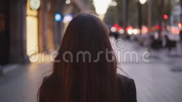 时髦的女人深夜在城市里开着红绿灯视频的预览图
