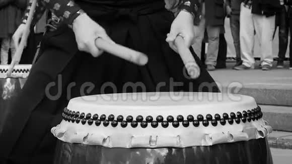 音乐家鼓手在户外打太子鼓亚洲韩国日本中国的文化民间音乐穿黑色衣服视频的预览图