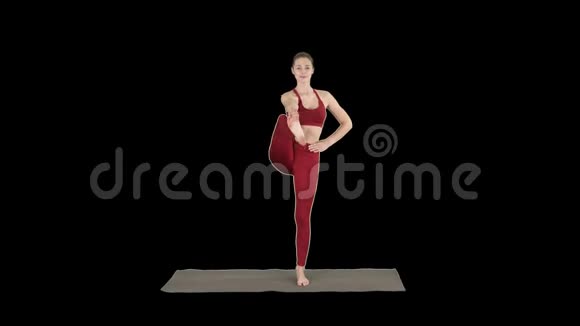 女性瑜伽模特做站立劈叉微笑阿尔法频道视频的预览图