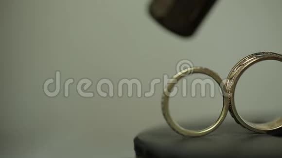 婚礼戒指老式显微镜特写镜头滑块运动视频的预览图