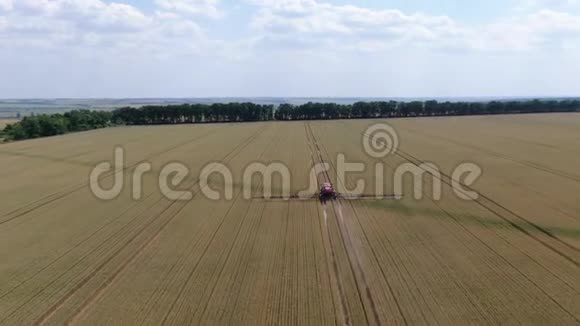 一架自行推进的喷雾器的长臂在给小麦浇水空中镜头视频的预览图