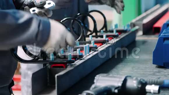 工人从工厂的金属部件组装工业装置视频的预览图