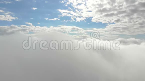 在云层中飞行蓝天背景上的一束云彩云飞移动的天空视频片段视频的预览图