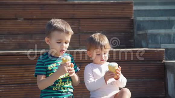 儿童吃冰淇淋户外视频的预览图