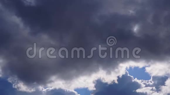 蓝天上的巨大云彩和身后的太阳视频的预览图