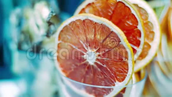 鸡尾酒中用的玻璃红葡萄柚片视频的预览图