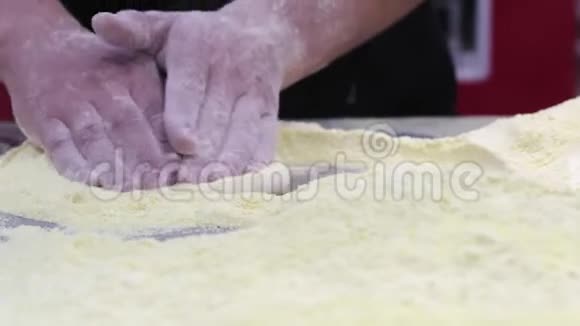 厨师在咖啡馆里用新鲜面团为披萨做准备视频的预览图