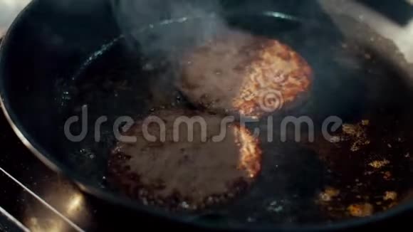 把奶酪块放在排骨上用平底锅煎烹饪汉堡视频的预览图