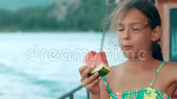 海上航行时吃西瓜的漂亮女孩小女孩吃西瓜视频的预览图