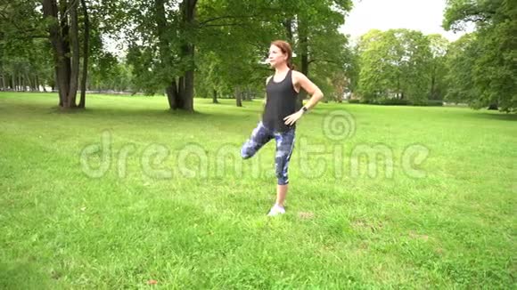 绿色公园里跑步的女青年视频的预览图