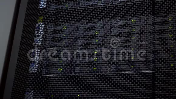 云计算数据中心内部的大型服务器机房服务器堆栈的LED与硬盘闪烁SATA视频的预览图