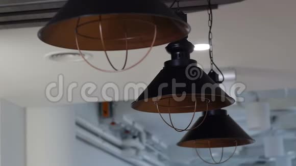 吊在天花板上的长电线上的灯管道阁楼设计灯亮了视频的预览图