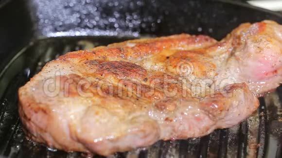 有机熟炒猪排肉与黑色煎锅近景视频的预览图