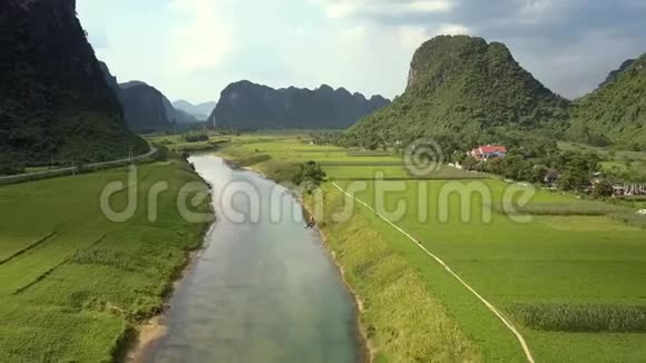 上景草地由河流穿过周围是山丘视频的预览图