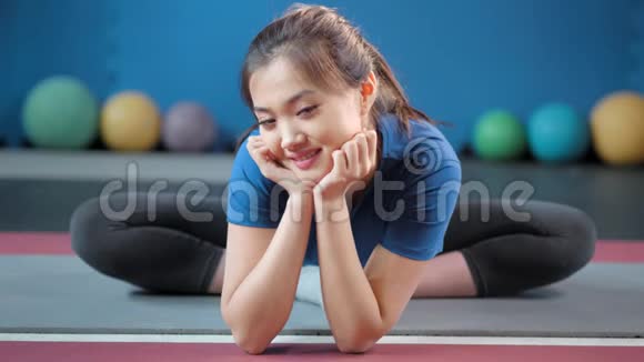 有魅力的亚洲女性表现出完美的伸展弯曲腿玩得很开心上体操课视频的预览图