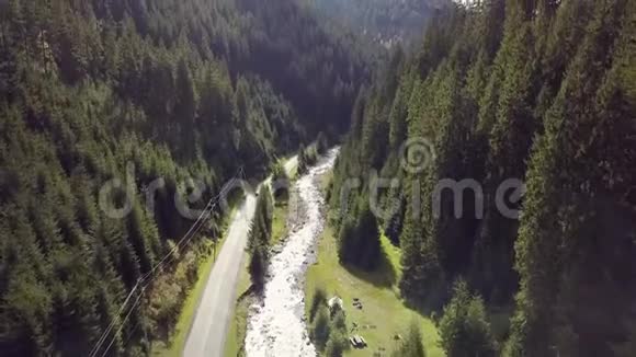 喀尔巴阡山越岭秋云杉树林湖自然山河山视频的预览图