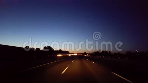 在地平线上驾驶昏暗的晨曦高速公路司机观点POV州际驾驶清晨高速公路视频的预览图