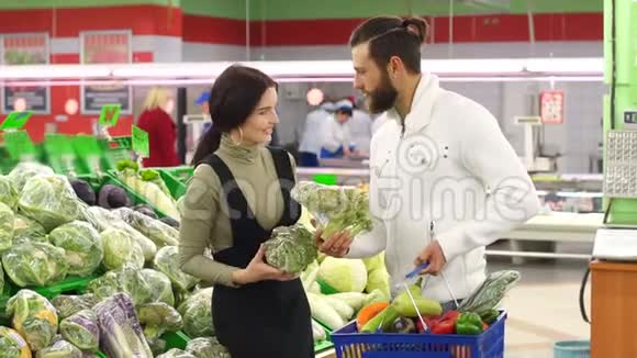 快乐夫妇在杂货店或超市买菜花素食主义视频的预览图