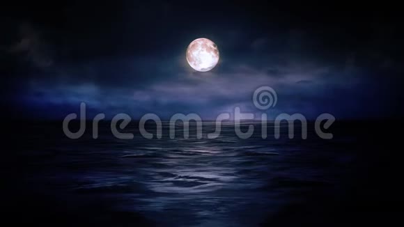 月亮在阴沉的天空中在粘糊糊的雾中闪耀视频的预览图