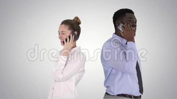 年轻的非裔美国男人和女人背靠背地在梯度背景下打电话视频的预览图