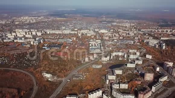 从鸟瞰金色秋天城市视频的预览图
