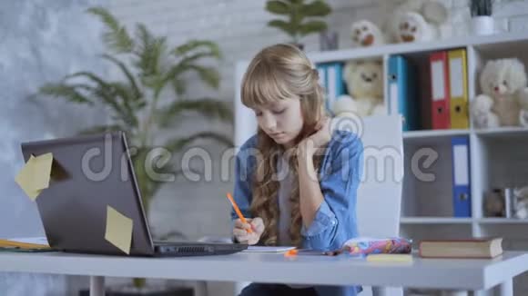 小女孩在做作业时很伤心学生表现不佳压力4K视频的预览图