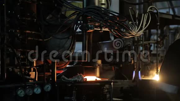 玻璃制成的绝缘体工厂生产电力绝缘子熔化的玻璃视频的预览图