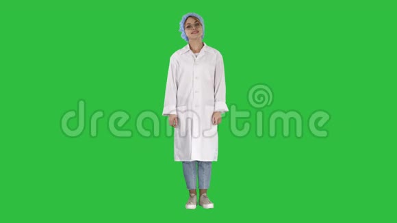 女医生双手叉腰站立放松和微笑非常积极和愉快的绿色屏幕Chroma键视频的预览图