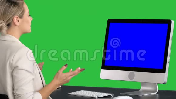 视频聊天与某人由年轻女子在绿色屏幕Chroma键蓝色屏幕模拟显示视频的预览图