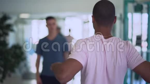 训练员教年轻人在健身房锻炼身体健康的生活方式视频的预览图