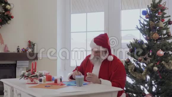 圣诞老人用丙烯酸涂料画画视频的预览图