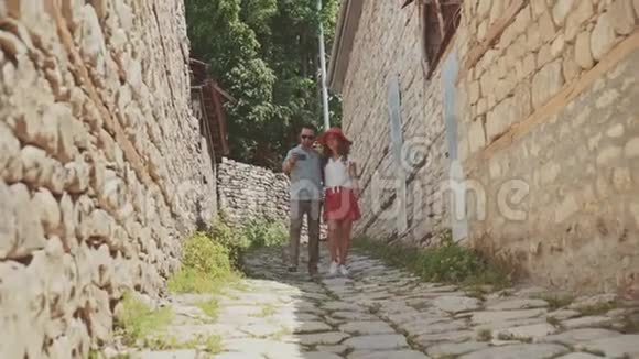 一对情侣穿着休闲装散步自拍老街视频的预览图