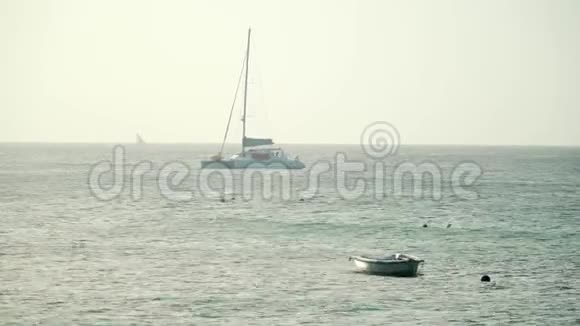 豪华游艇荡秋千和海浪中的视频的预览图