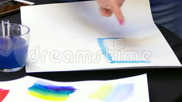 艺术家手画一个梯度视频的预览图