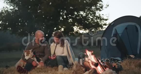 美丽的拍摄视频两个年轻的女士和男人在野餐的夜晚有一个浪漫的时间在旁边视频的预览图